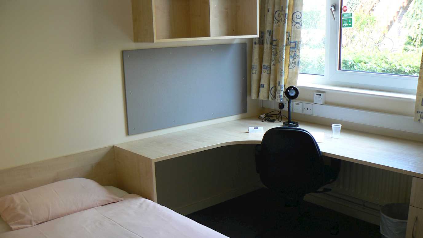 Royal_Holloway_bedroom.JPG