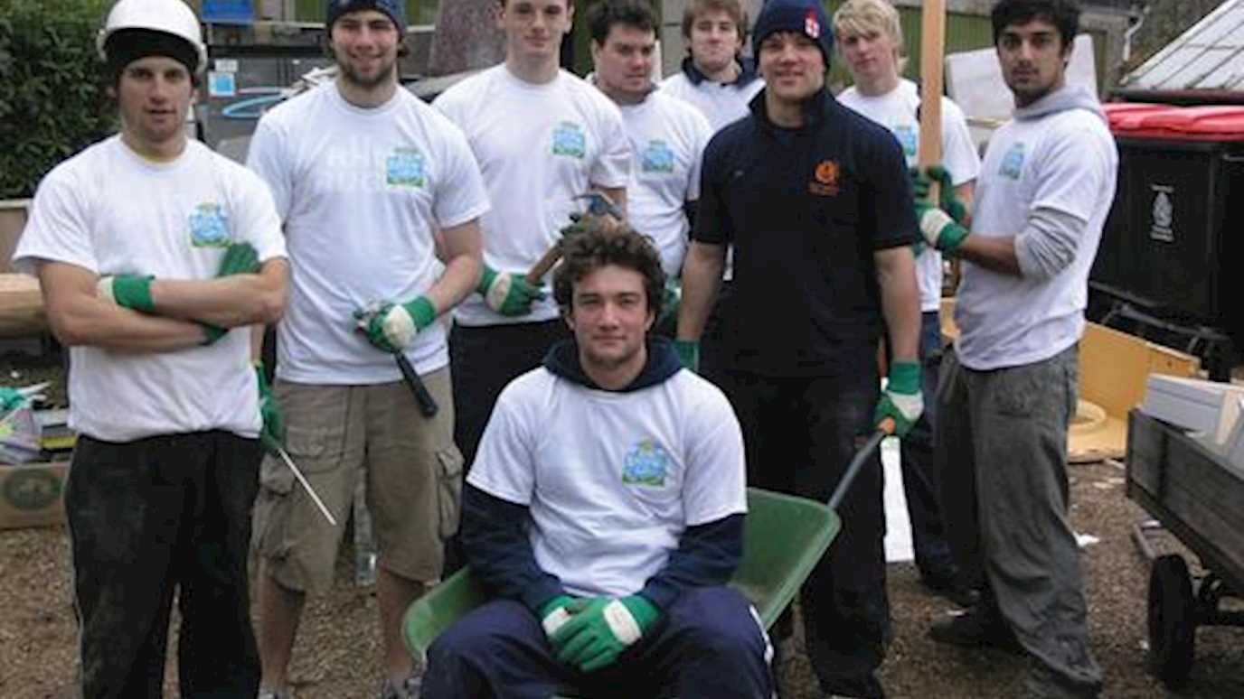 volunteering students posing for a photo - volunteering